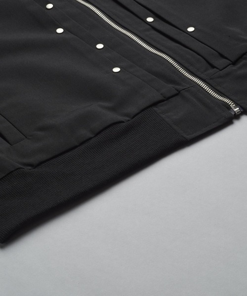 NO ID.（ノーアイディ）の「【NO ID.】Rivet Big Track Blouson / リベット ビッグ トラック ブルゾン（ブルゾン・メンズ・ブラック/グレー・ONE SIZE）」の3枚目の写真