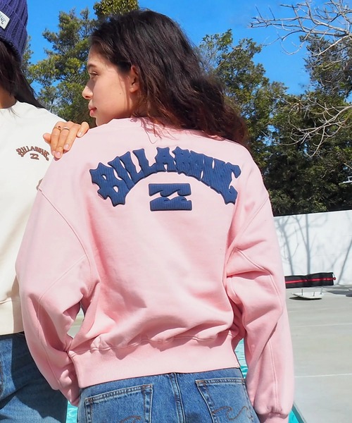 BILLABONG(ビラボン)の「BILLABONG レディース ARCH LOGO LOOSE CROPPED CREW トレーナー 【2025年秋冬モデル】/ビラボンロゴバックプリントスウェットトレーナー(スウェット・レディース・ピンク系その他/ブルー系その他/オフホワイト/アイボリー・MEDIUM)」の1枚目の写真