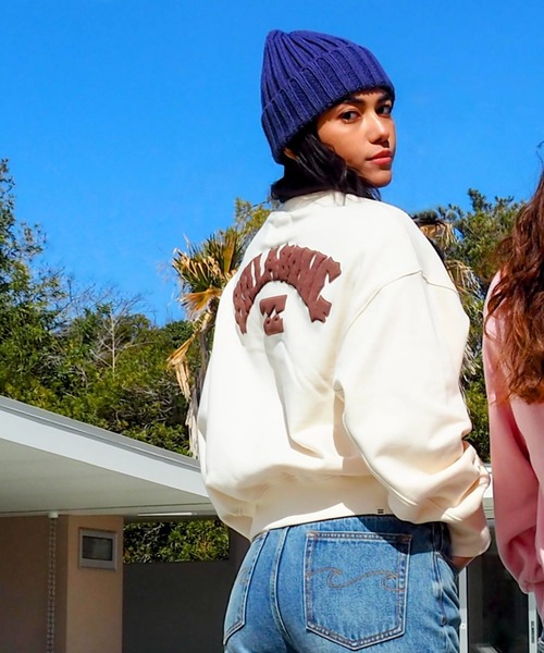 BILLABONG(ビラボン)の「BILLABONG レディース ARCH LOGO LOOSE CROPPED CREW トレーナー 【2025年秋冬モデル】/ビラボンロゴバックプリントスウェットトレーナー(スウェット・レディース・ピンク系その他/ブルー系その他/オフホワイト/アイボリー・MEDIUM)」の3枚目の写真