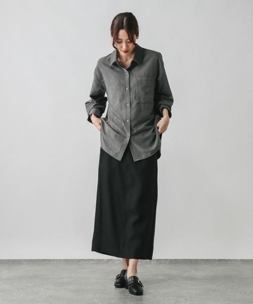 GLOBAL WORK（グローバルワーク）の「ピーチサテンシャツ長袖/580827（シャツ/ブラウス・レディース・キャメル/スミクロ/グレイッシュベージュ・MEDIUM/LARGE）」の4枚目の写真