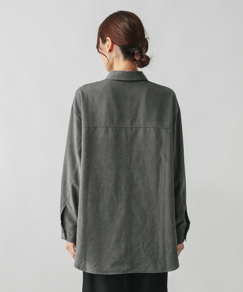 GLOBAL WORK（グローバルワーク）の「ピーチサテンシャツ長袖/580827（シャツ/ブラウス・レディース・キャメル/スミクロ/グレイッシュベージュ・MEDIUM/LARGE）」の19枚目の写真