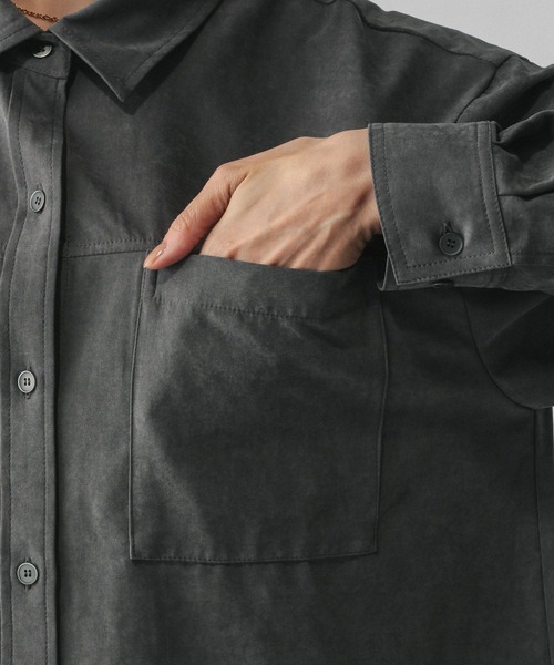 GLOBAL WORK（グローバルワーク）の「ピーチサテンシャツ長袖/580827（シャツ/ブラウス・レディース・キャメル/スミクロ/グレイッシュベージュ・MEDIUM/LARGE）」の22枚目の写真