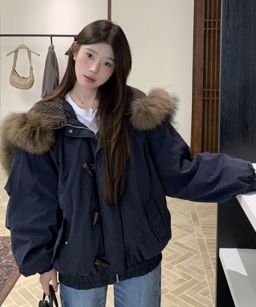 Sibra(シブラ)の「3WAYファー付きショートブルゾン/ボタンで毛皮ファー取り外し可(ブルゾン・レディース・ブラック/ベージュ/ネイビー/ピンク系その他/ブラウン/ピンク・M)」の10枚目の写真