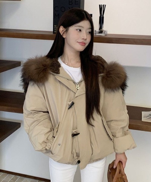 Sibra(シブラ)の「3WAYファー付きショートブルゾン/ボタンで毛皮ファー取り外し可(ブルゾン・レディース・ブラック/ベージュ/ネイビー/ピンク系その他/ブラウン/ピンク・M)」の12枚目の写真