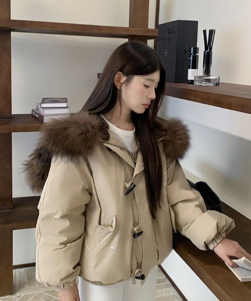 Sibra(シブラ)の「3WAYファー付きショートブルゾン/ボタンで毛皮ファー取り外し可(ブルゾン・レディース・ブラック/ベージュ/ネイビー/ピンク系その他/ブラウン/ピンク・M)」の15枚目の写真