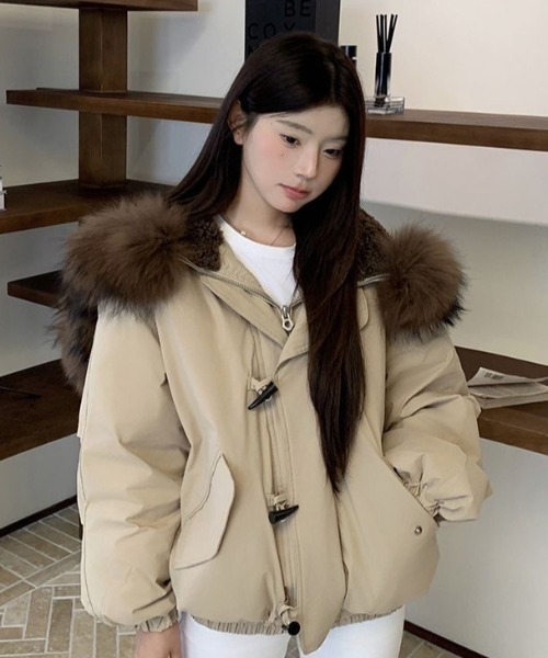 Sibra(シブラ)の「3WAYファー付きショートブルゾン/ボタンで毛皮ファー取り外し可(ブルゾン・レディース・ブラック/ベージュ/ネイビー/ピンク系その他/ブラウン/ピンク・M)」の16枚目の写真