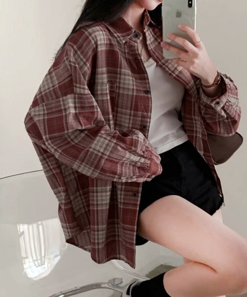 VIBGYOR(ヴィブジョー)の「オーバーサイズチェックシャツ/韓国 AWトレンド(CZ)(シャツ/ブラウス・レディース・ブルー/レッド/ブラウン/ベージュ・MEDIUM/LARGE)」の1枚目の写真