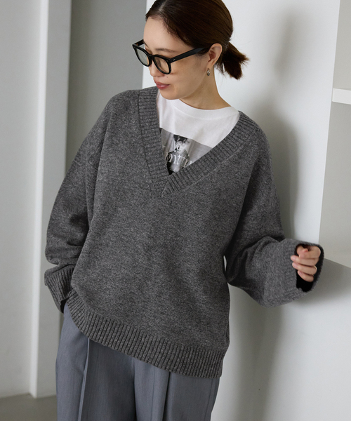 SLOBE IENA（スローブイエナ）の「Vネックルーズニットプルオーバー（ニット/セーター・レディース・チャコールグレー/ホワイト/ブルー・FREE）」の8枚目の写真
