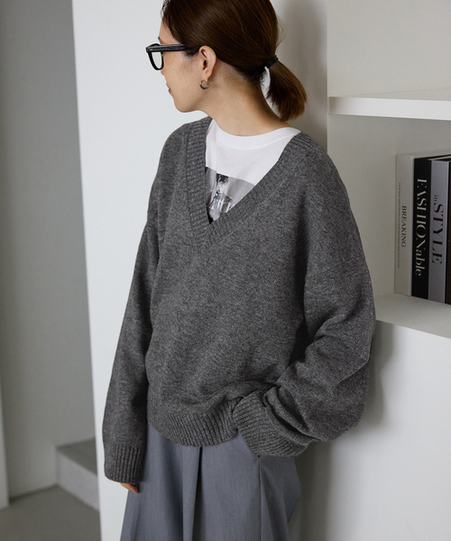 SLOBE IENA（スローブイエナ）の「Vネックルーズニットプルオーバー（ニット/セーター・レディース・チャコールグレー/ホワイト/ブルー・FREE）」の9枚目の写真