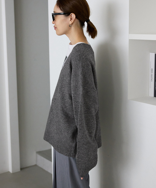 SLOBE IENA（スローブイエナ）の「Vネックルーズニットプルオーバー（ニット/セーター・レディース・チャコールグレー/ホワイト/ブルー・FREE）」の10枚目の写真