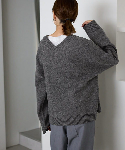 SLOBE IENA（スローブイエナ）の「Vネックルーズニットプルオーバー（ニット/セーター・レディース・チャコールグレー/ホワイト/ブルー・FREE）」の11枚目の写真