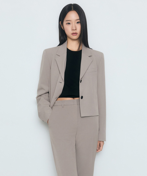 MUSINSA STANDARD WOMAN(ムシンサスタンダードウーマン)の「レディースクロップドブレザー【ライトベージュ】(テーラードジャケット・レディース・その他・SMALL/MEDIUM/LARGE/X-SMALL)」の1枚目の写真