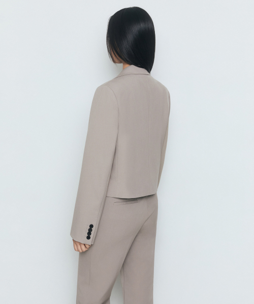 MUSINSA STANDARD WOMAN(ムシンサスタンダードウーマン)の「レディースクロップドブレザー【ライトベージュ】(テーラードジャケット・レディース・その他・SMALL/MEDIUM/LARGE/X-SMALL)」の11枚目の写真