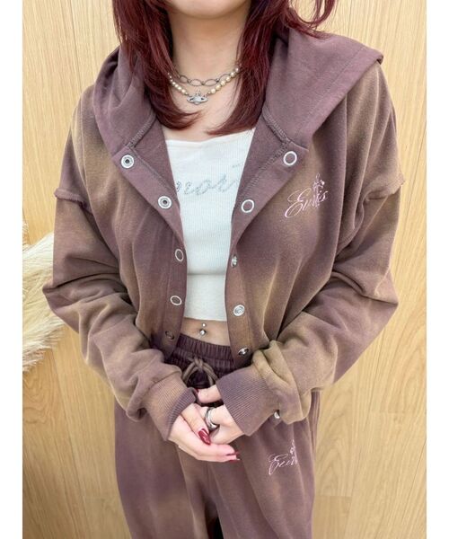 EVRIS（エヴリス）の「パウダーショートスウェットフーディー【セットアップ着用可能】（パーカー・レディース・ブラック/レッド/ブラウン/アイボリー・FREE）」の18枚目の写真