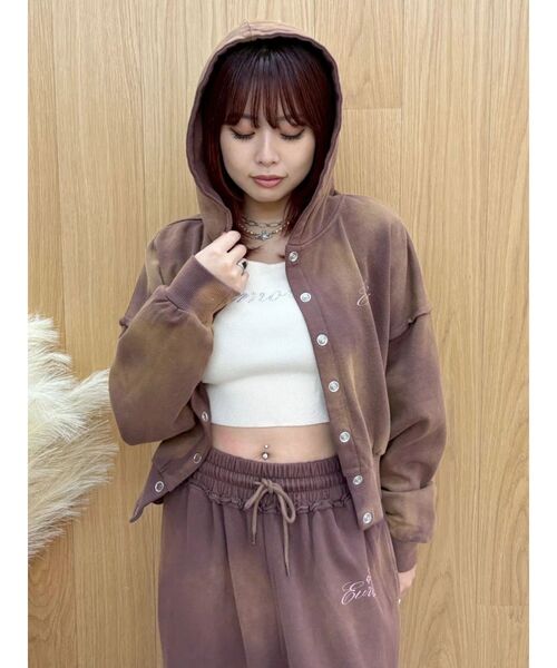 EVRIS（エヴリス）の「パウダーショートスウェットフーディー【セットアップ着用可能】（パーカー・レディース・ブラック/レッド/ブラウン/アイボリー・FREE）」の20枚目の写真