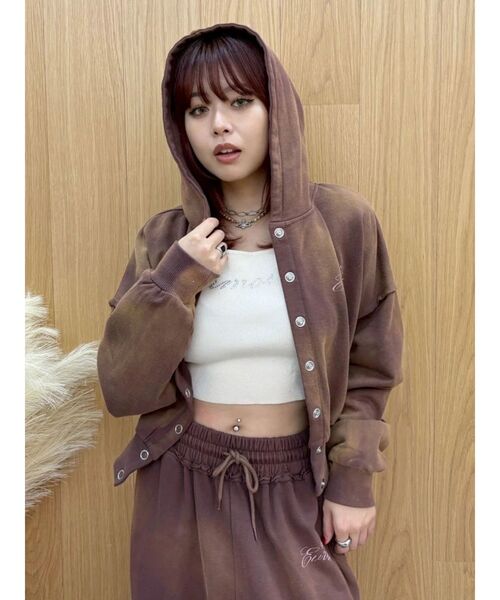 EVRIS（エヴリス）の「パウダーショートスウェットフーディー【セットアップ着用可能】（パーカー・レディース・ブラック/レッド/ブラウン/アイボリー・FREE）」の21枚目の写真