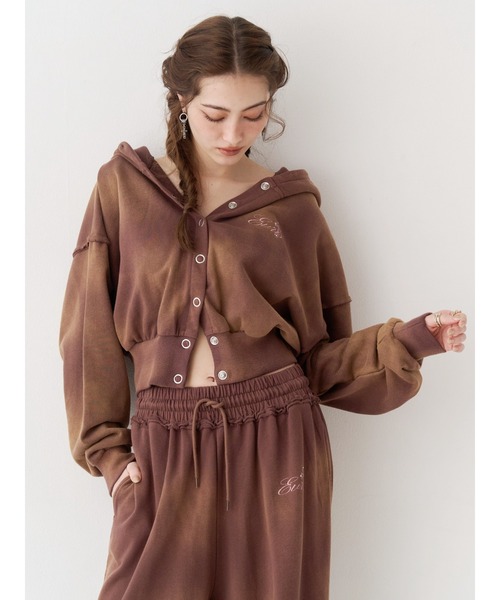 EVRIS（エヴリス）の「パウダーショートスウェットフーディー【セットアップ着用可能】（パーカー・レディース・ブラック/レッド/ブラウン/アイボリー・FREE）」の3枚目の写真