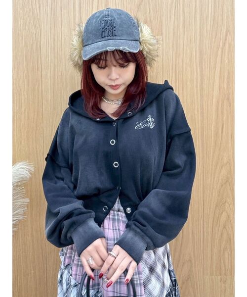 EVRIS(エヴリス)の「パウダースウェットウラケショートフーディー【セットアップ着用可能】 春服(パーカー・レディース・ブラック/レッド/ブラウン/アイボリー・FREE)」の5枚目の写真