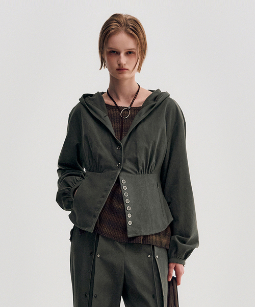 KIMZISU(キムジス)の「Button Up Volume Hood Jumper _ KHAKI(その他アウター・レディース・カーキ・SMALL/MEDIUM)」の3枚目の写真