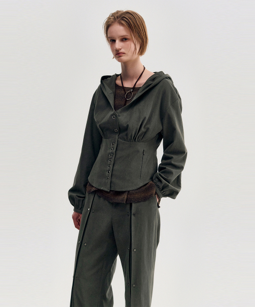 KIMZISU(キムジス)の「Button Up Volume Hood Jumper _ KHAKI(その他アウター・レディース・カーキ・SMALL/MEDIUM)」の6枚目の写真