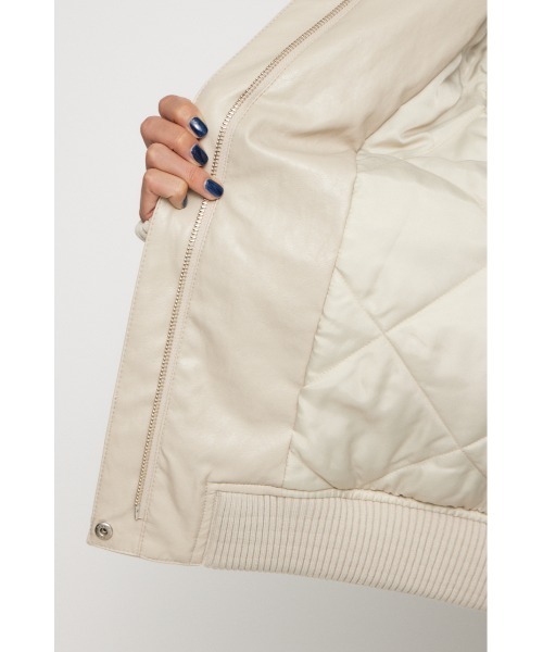 LAGUA GEM（ラグアジェム）の「COMPACT FAUX LEATHER ブルゾン（ブルゾン・レディース・アイボリー/ブラック・FREE）」の15枚目の写真