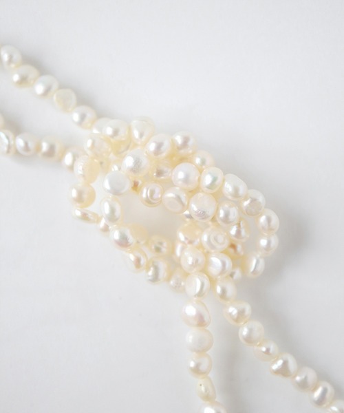 TUWAKRIM（トゥワクリム）の「【TUWAKRIM】バロックパールスーパーロングネックレス（ネックレス・レディース・オフホワイト・MEDIUM）」の2枚目の写真
