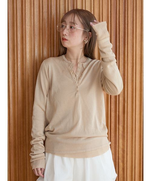 emmi（エミ）の「【セットアイテム】eco ヘンリーネックレイヤードニットトップス（ニット/セーター・レディース・ベージュ/ホワイト/グレー・F）」の3枚目の写真