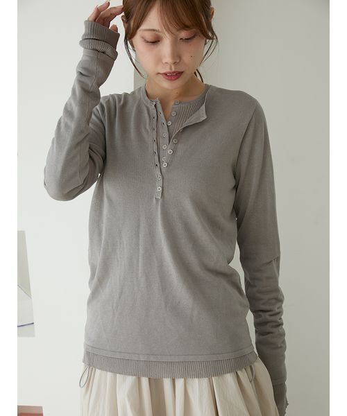 emmi（エミ）の「【セットアイテム】eco ヘンリーネックレイヤードニットトップス（ニット/セーター・レディース・ベージュ/ホワイト/グレー・F）」の2枚目の写真