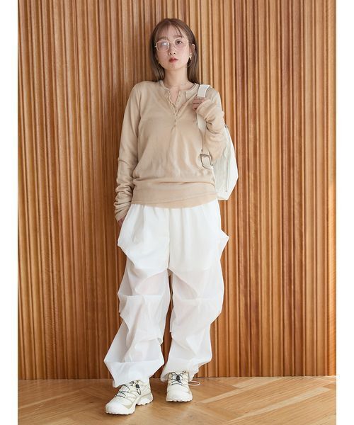 emmi（エミ）の「【セットアイテム】eco ヘンリーネックレイヤードニットトップス（ニット/セーター・レディース・ベージュ/ホワイト/グレー・F）」の17枚目の写真