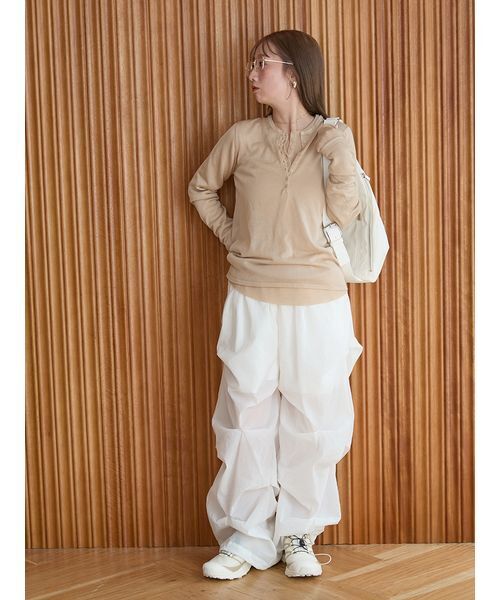 emmi（エミ）の「【セットアイテム】eco ヘンリーネックレイヤードニットトップス（ニット/セーター・レディース・ベージュ/ホワイト/グレー・F）」の18枚目の写真