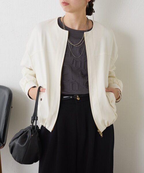 Jena espace merveilleux(ジェナ エスパスメルヴェイユ)の「【スッキリ見え】裾ドロストブルゾン(ノーカラージャケット・レディース・ブルー/アイボリー/ベージュ・FREE)」の2枚目の写真