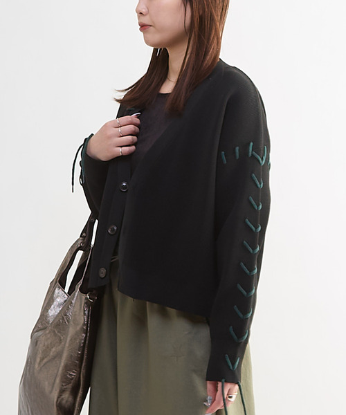 CONVERSE TOKYO（コンバーストウキョウ）の「BLANKET STITCH KNIT SHORT CARDIGAN（カーディガン/ボレロ・レディース・ピンク/ブルー/ブラック・FREE）」の4枚目の写真