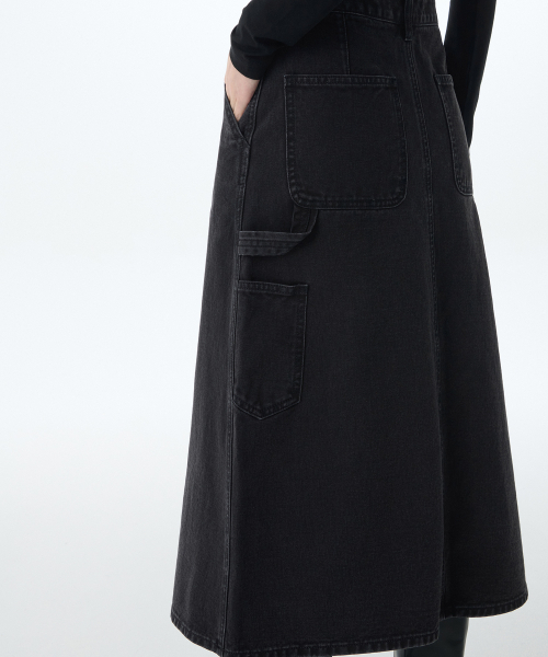 MUSINSA STANDARD WOMAN（ムシンサスタンダードウーマン）の「ウィメンズデニムカーペンターロングスカート[ウォッシュドブラック]（スカート・レディース・その他・LARGE/MEDIUM/SMALL/X-SMALL）」の4枚目の写真