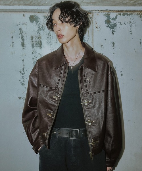 Bleme(ブレム)の「PUレザー ファイヤーマン ショートジャケット チンストラップ付き(その他アウター・メンズ・ブラウン/ブラック・S/M/L/XL)」の19枚目の写真
