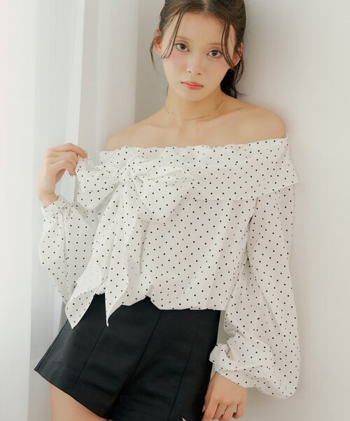 Chico（チコ）の「オフショルリボンバルーンブラウス（シャツ/ブラウス・レディース・アイボリー/ピンク/ホワイト系その他2/ブルー・FREE）」の2枚目の写真