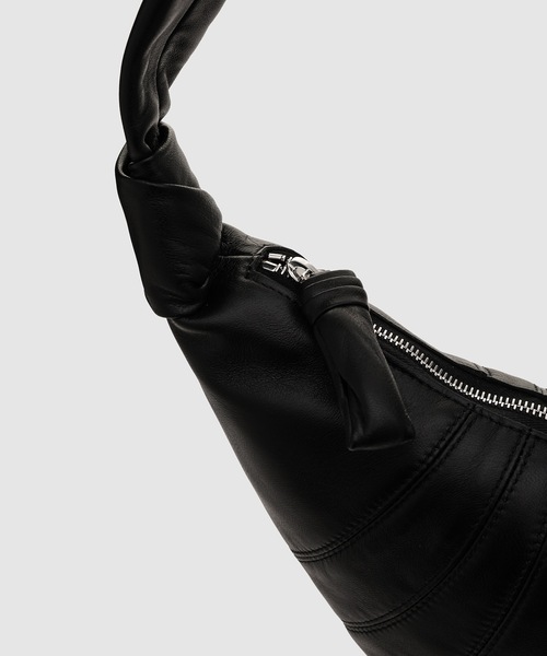 LEMAIRE(ルメール)の「SMALL CROISSANT BAG(ショルダーバッグ・メンズ・ブルー/カーキ/ブラック/ブラウン・ONE SIZE)」の6枚目の写真