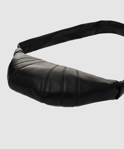 LEMAIRE(ルメール)の「SMALL CROISSANT BAG(ショルダーバッグ・メンズ・ブルー/カーキ/ブラック/ブラウン・ONE SIZE)」の7枚目の写真