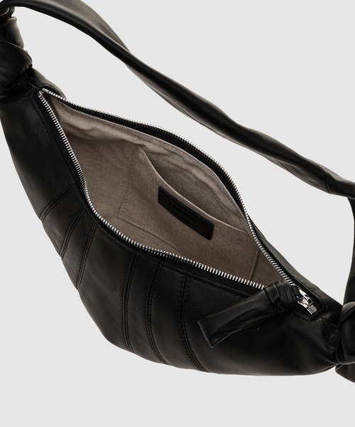 LEMAIRE(ルメール)の「SMALL CROISSANT BAG(ショルダーバッグ・メンズ・ブルー/カーキ/ブラック/ブラウン・ONE SIZE)」の8枚目の写真