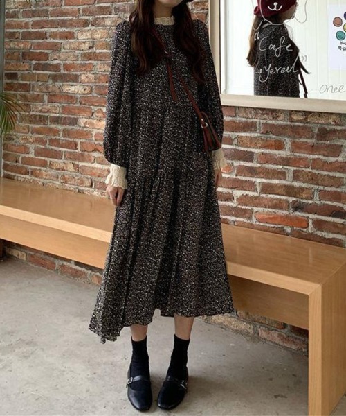SallyLunn(サリーラン)の「小花柄レトロワンピース(ワンピース・レディース・ブラック・LARGE/MEDIUM)」の1枚目の写真