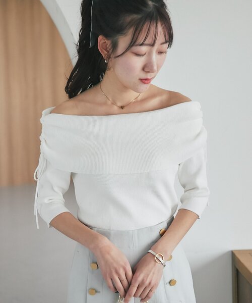 La boutique BonBon（ラブティックボンボン）の「【接触冷感・最強モテニット】クールタッチUVオフショルリブニット（ニット/セーター・レディース・ホワイト/サックスブルー/ネイビー/ピンク・FREE）」の5枚目の写真