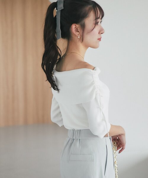 La boutique BonBon（ラブティックボンボン）の「【接触冷感・最強モテニット】クールタッチUVオフショルリブニット（ニット/セーター・レディース・ホワイト/サックスブルー/ネイビー/ピンク・FREE）」の6枚目の写真
