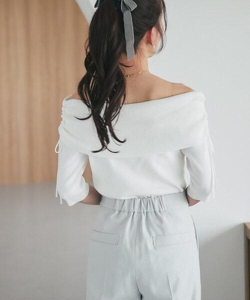 La boutique BonBon（ラブティックボンボン）の「【接触冷感・最強モテニット】クールタッチUVオフショルリブニット（ニット/セーター・レディース・ホワイト/サックスブルー/ネイビー/ピンク・FREE）」の7枚目の写真