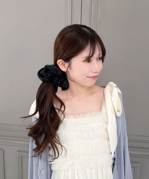 MAJESTIC LEGON（マジェスティックレゴン）の「キラキラブルーミングシュシュ（シュシュ・レディース・ブラック/アイボリー・FREE）」の2枚目の写真