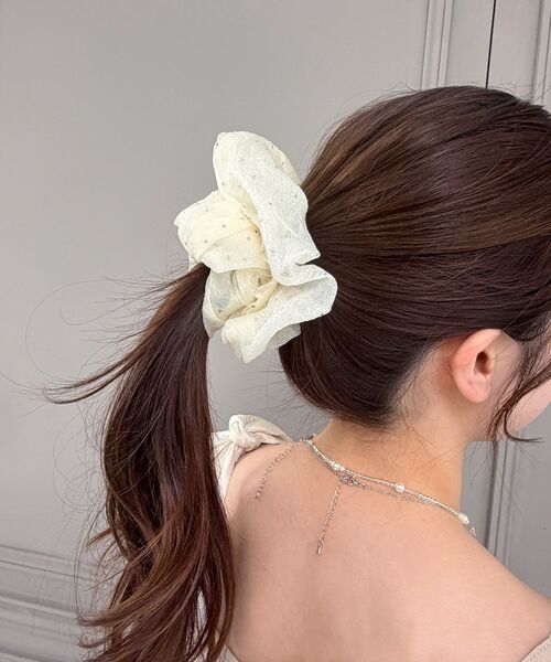 MAJESTIC LEGON（マジェスティックレゴン）の「キラキラブルーミングシュシュ（シュシュ・レディース・ブラック/アイボリー・FREE）」の3枚目の写真