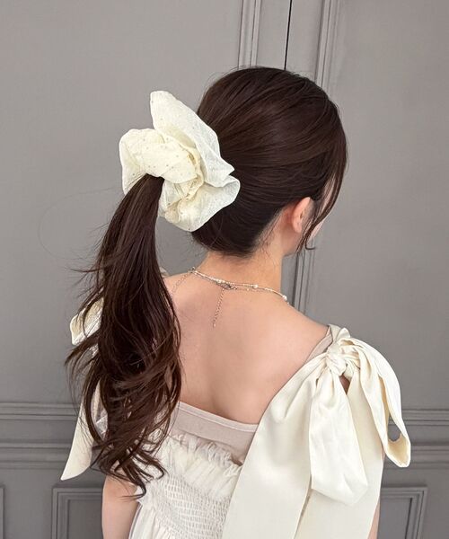 MAJESTIC LEGON（マジェスティックレゴン）の「キラキラブルーミングシュシュ（シュシュ・レディース・ブラック/アイボリー・FREE）」の4枚目の写真