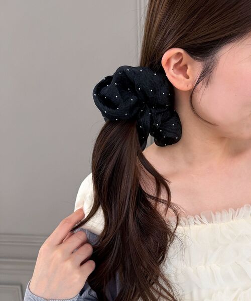 MAJESTIC LEGON（マジェスティックレゴン）の「キラキラブルーミングシュシュ（シュシュ・レディース・ブラック/アイボリー・FREE）」の5枚目の写真