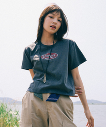 FAKE CAMPER（フェイクキャンパー）の「ウィメンズクラックサークルロゴクロップ半袖Tシャツ[チャコール]（Tシャツ/カットソー）」