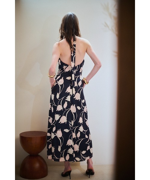 Estella.K(エステラケー)の「Calluna Dress サテンプリントホルタードレープドレス(ワンピース・レディース・ネイビー/アイボリー・FREE)」の8枚目の写真