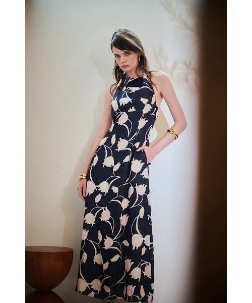 Estella.K(エステラケー)の「Calluna Dress サテンプリントホルタードレープドレス(ワンピース・レディース・ネイビー/アイボリー・FREE)」の6枚目の写真