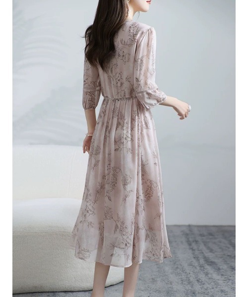 LUCPY(ラクピー)の「フラワープリントシフォンウエストギャザーワンピース(ワンピース・レディース・ピンク・XX-LARGE/X-LARGE/LARGE/MEDIUM)」の4枚目の写真